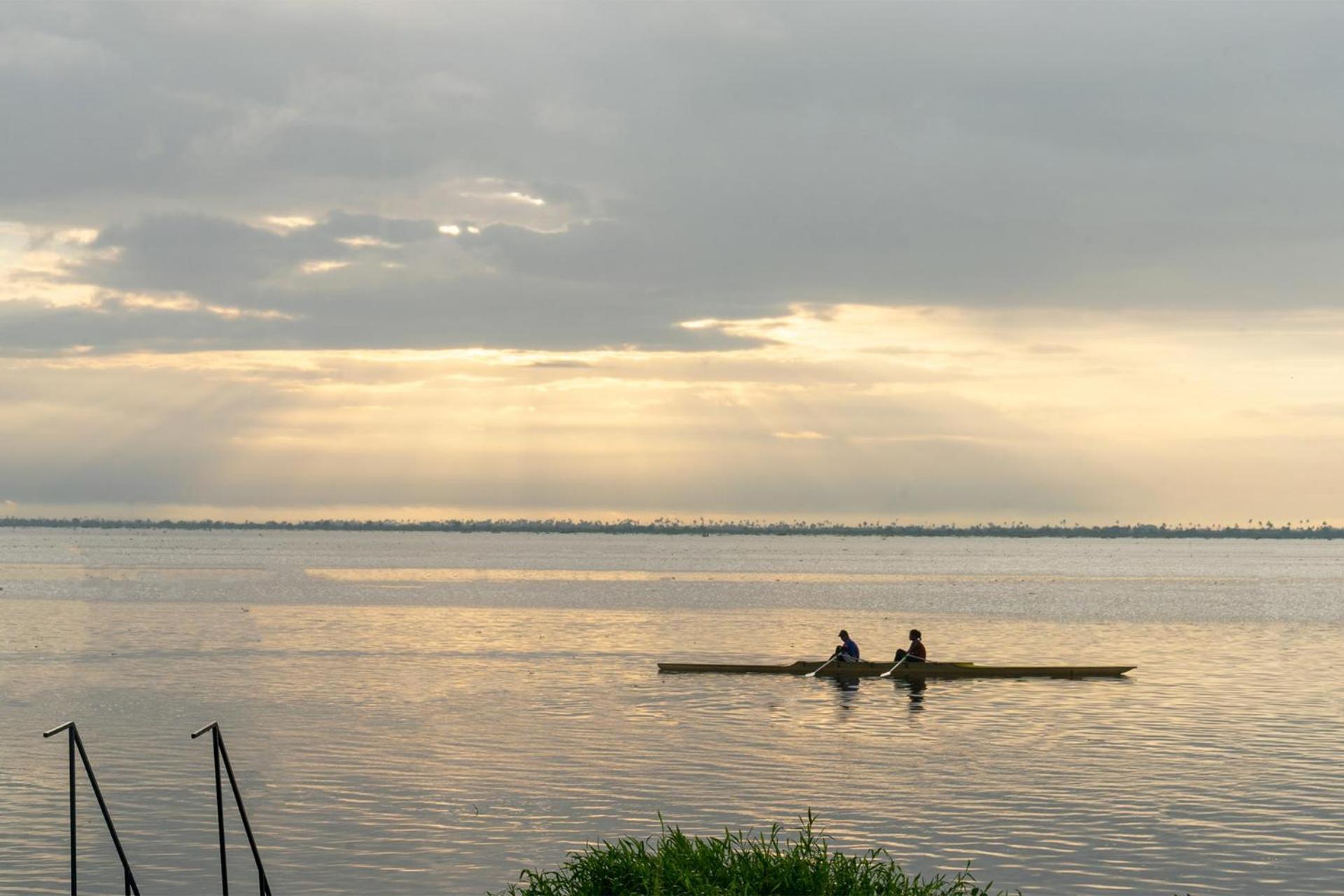 Stayvista At The Rain - River Villa With Infinity Pool Alappuzha ภายนอก รูปภาพ